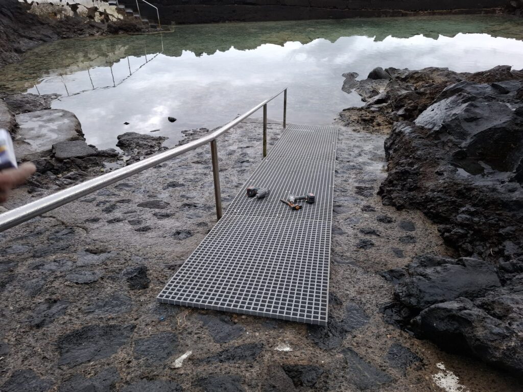 Acceso al mar renovado con trámex PRFV

